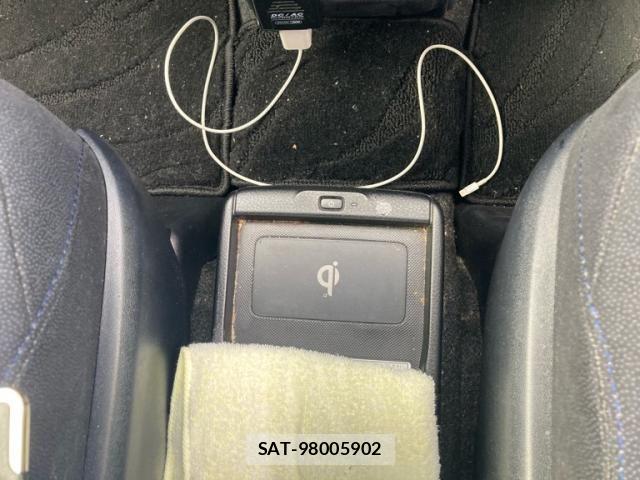 Toyota NOAH HYBRID 2014-09 8037282-22