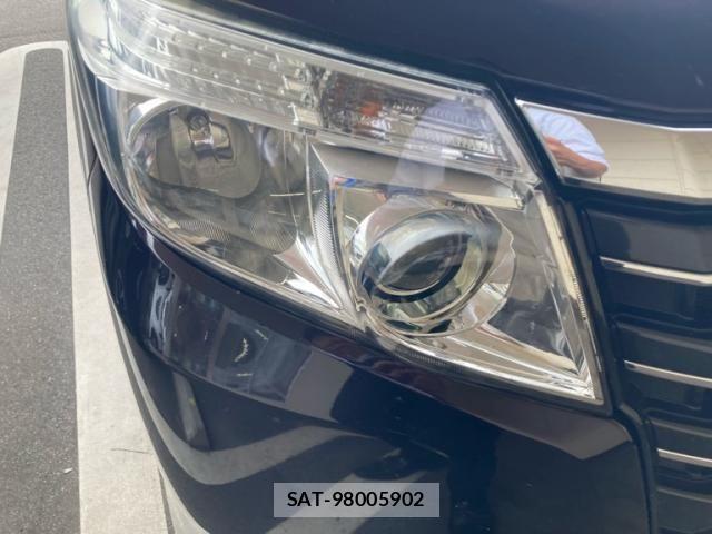 Toyota NOAH HYBRID 2014-09 8037282-3