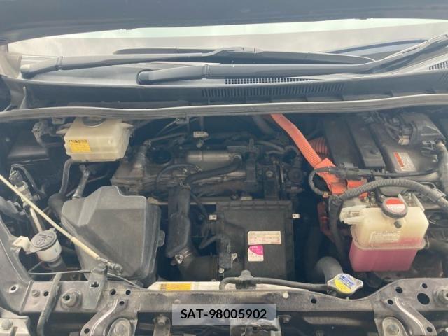 Toyota NOAH HYBRID 2014-09 8037282-7