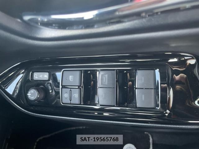 Toyota NOAH HYBRID 2021-04 8037272-18