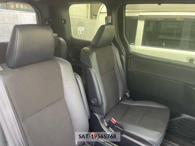 Toyota NOAH HYBRID 2021-04 8037272-6