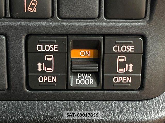 Toyota NOAH HYBRID 2017-07 8100868-5
