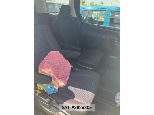 Toyota NOAH HYBRID 2015-10 8100876-12