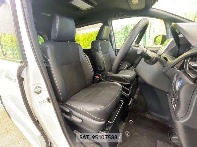 Toyota NOAH HYBRID 2018-03 8100869-9