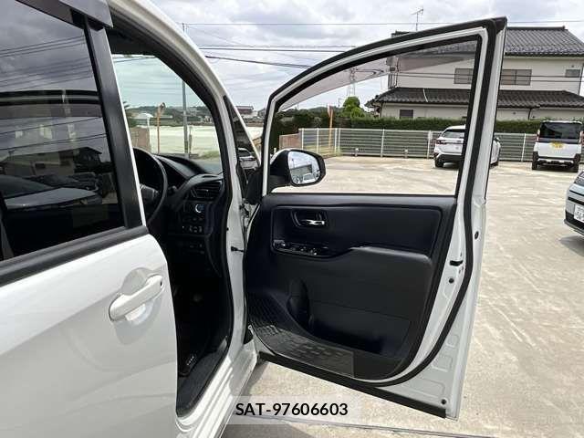 Toyota NOAH HYBRID 2019-06 8100871-9