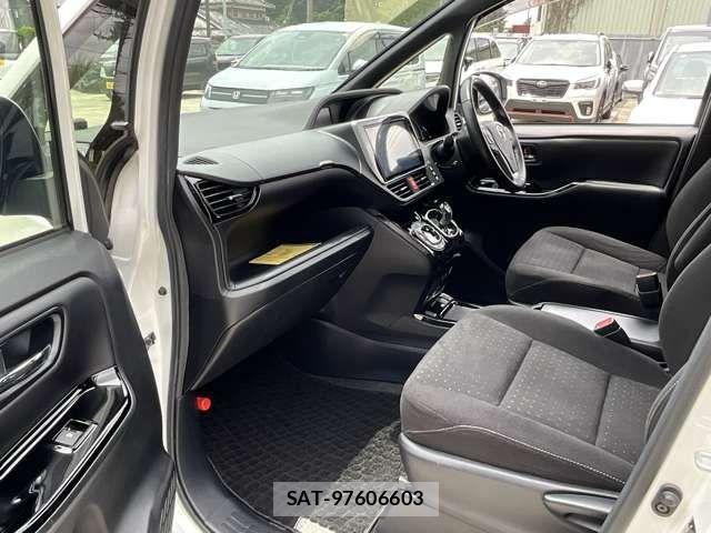 Toyota NOAH HYBRID 2019-06 8100871-21