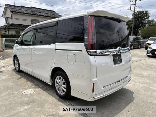 Toyota NOAH HYBRID 2019-06 8100871-4