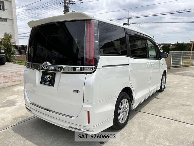 Toyota NOAH HYBRID 2019-06 8100871-5