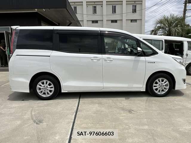Toyota NOAH HYBRID 2019-06 8100871-6