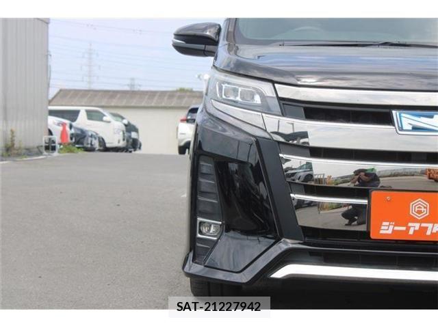 Toyota NOAH HYBRID 2017-08 8146332-1