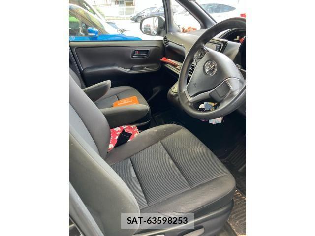 Toyota NOAH HYBRID 2017-09 8158920-17