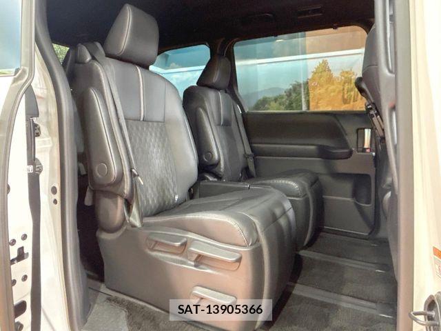 Toyota NOAH HYBRID 2023-04 8209183-8
