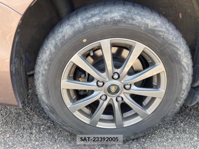 Toyota NOAH HYBRID 2014-06 8209208-9
