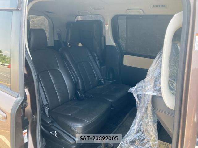 Toyota NOAH HYBRID 2014-06 8209208-12