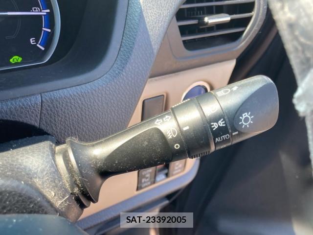 Toyota NOAH HYBRID 2014-06 8209208-20