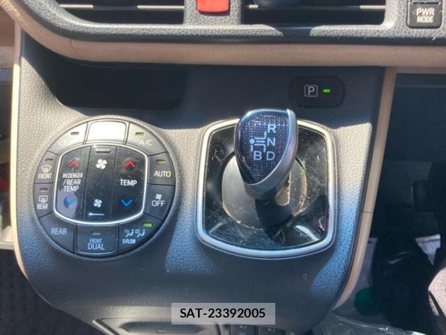 Toyota NOAH HYBRID 2014-06 8209208-23