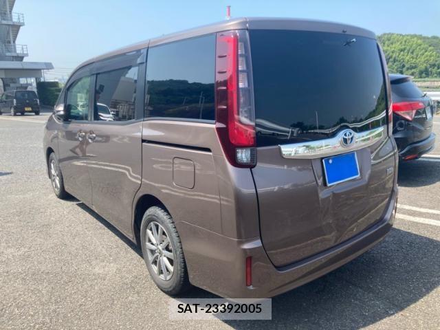Toyota NOAH HYBRID 2014-06 8209208-3