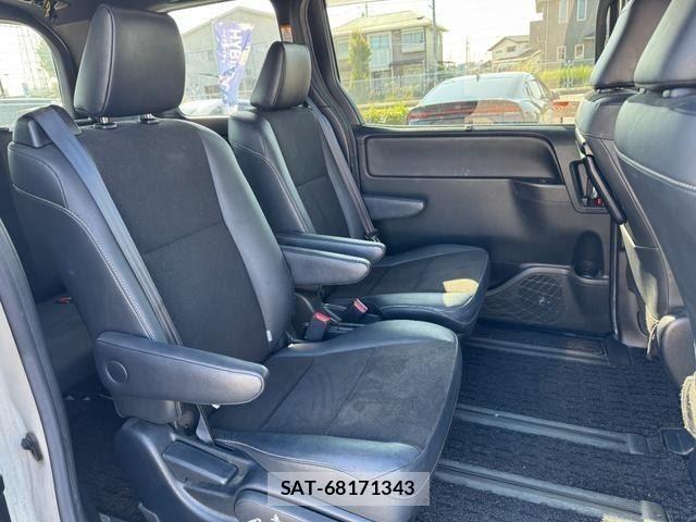 Toyota NOAH HYBRID 2018-10 8209198-9