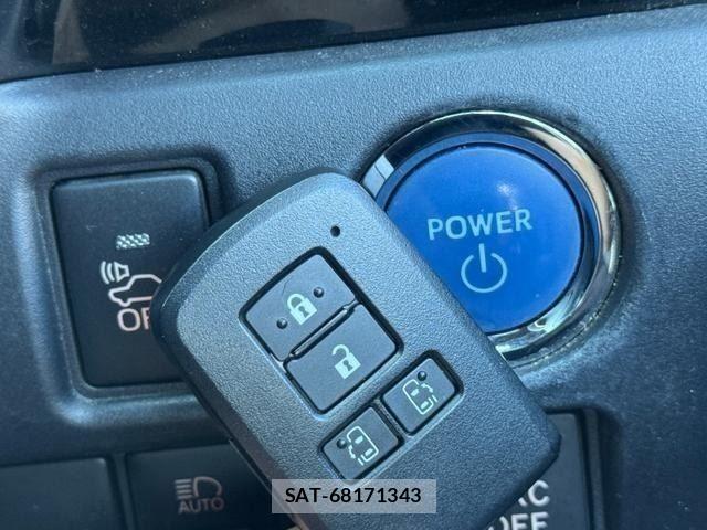 Toyota NOAH HYBRID 2018-10 8209198-15