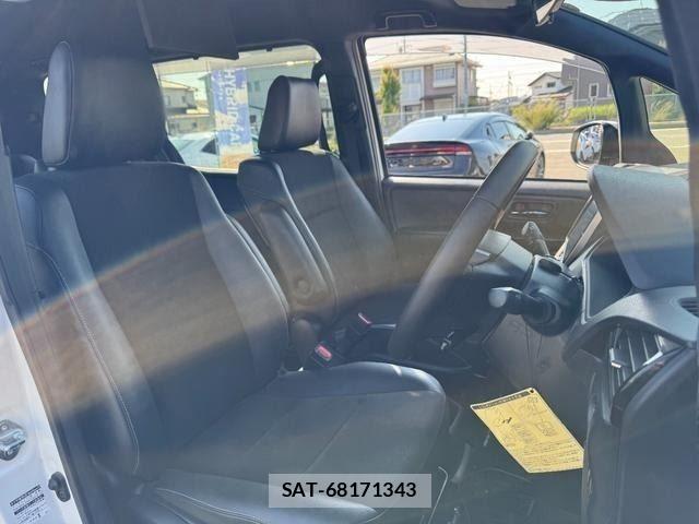 Toyota NOAH HYBRID 2018-10 8209198-8