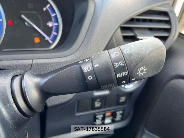 Toyota NOAH HYBRID 2016-01 8209202-9