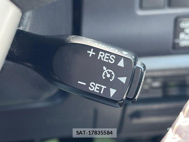 Toyota NOAH HYBRID 2016-01 8209202-12