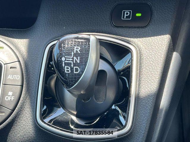 Toyota NOAH HYBRID 2016-01 8209202-7