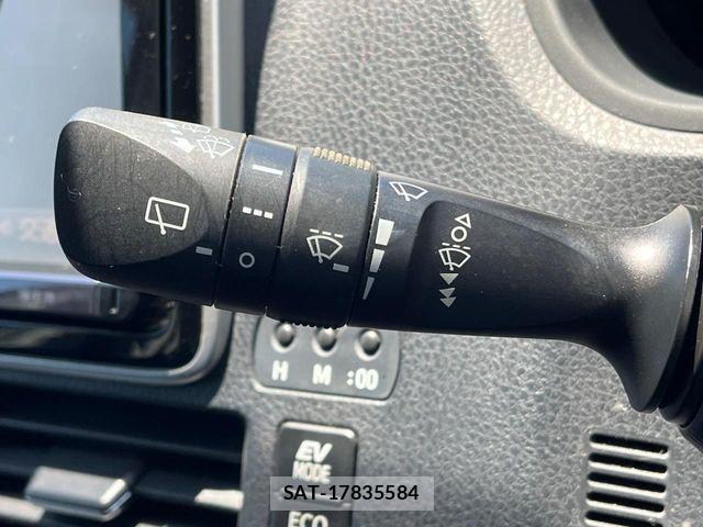 Toyota NOAH HYBRID 2016-01 8209202-8