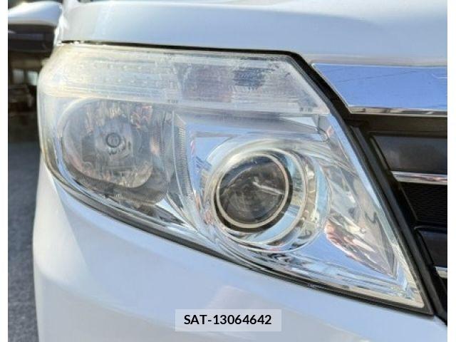 Toyota NOAH HYBRID 2014-10 8209200-9