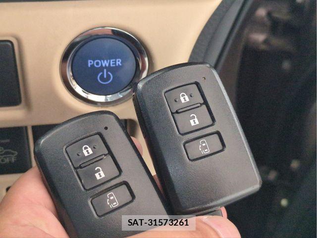 Toyota NOAH HYBRID 2014-07 8209206-12