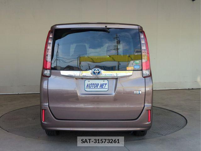 Toyota NOAH HYBRID 2014-07 8209206-18