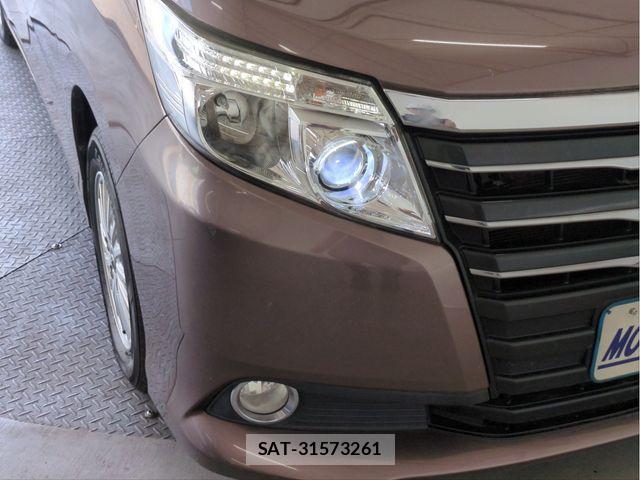 Toyota NOAH HYBRID 2014-07 8209206-21
