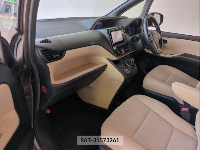 Toyota NOAH HYBRID 2014-07 8209206-2