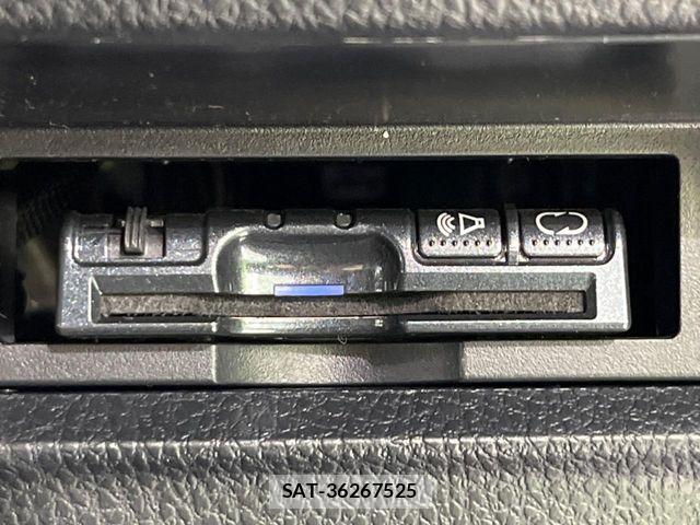 Toyota NOAH HYBRID 2015-06 8209201-6