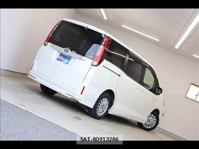 Toyota NOAH HYBRID 2014-04 8209207-11