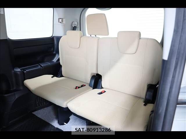 Toyota NOAH HYBRID 2014-04 8209207-18