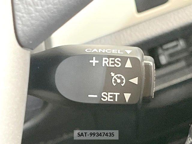 Toyota NOAH HYBRID 2019-08 8231105-6