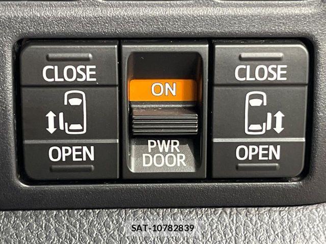 Toyota NOAH HYBRID 2017-07 8246192-4