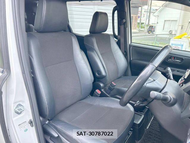 Toyota NOAH HYBRID 2017-02 8246193-11