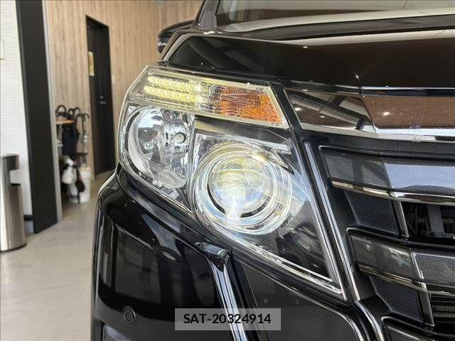 Toyota NOAH HYBRID 2016-08 8246194-13