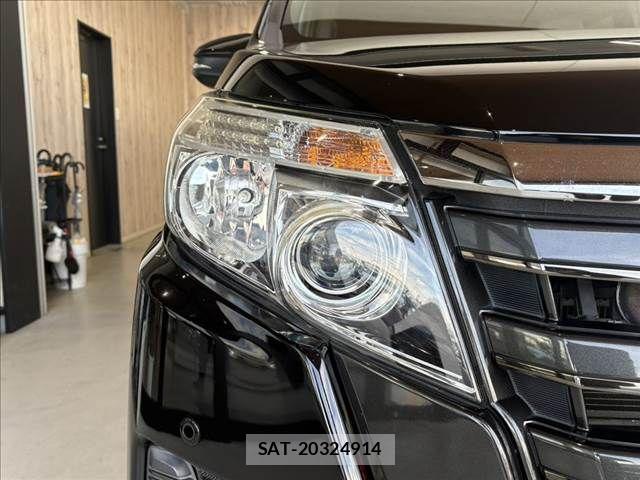 Toyota NOAH HYBRID 2016-08 8246194-22