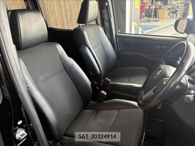 Toyota NOAH HYBRID 2016-08 8246194-8