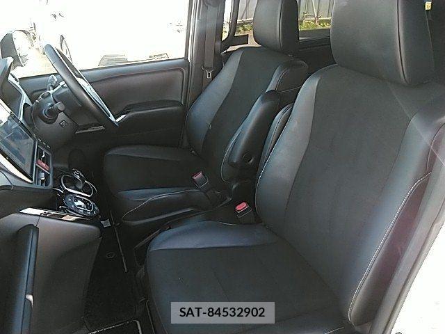 Toyota NOAH HYBRID 2018-03 8316025-10