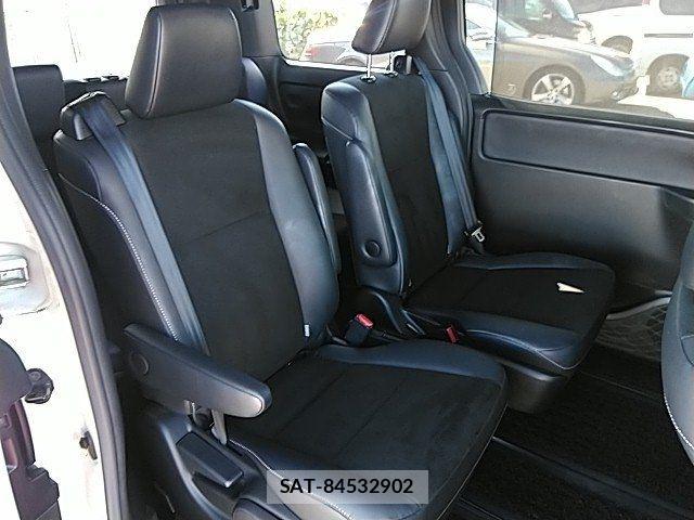 Toyota NOAH HYBRID 2018-03 8316025-11