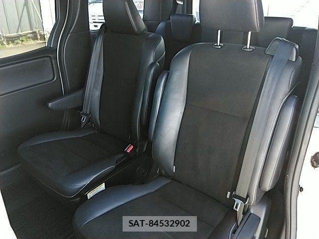 Toyota NOAH HYBRID 2018-03 8316025-12