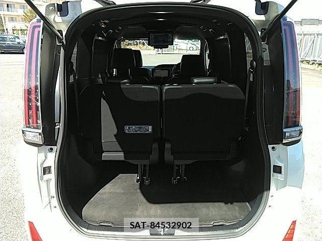 Toyota NOAH HYBRID 2018-03 8316025-13