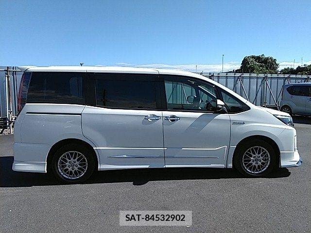 Toyota NOAH HYBRID 2018-03 8316025-16
