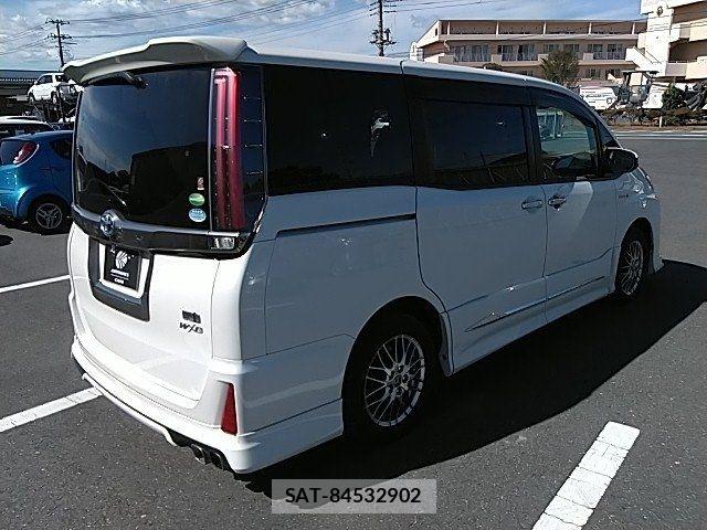 Toyota NOAH HYBRID 2018-03 8316025-18