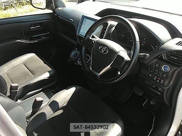 Toyota NOAH HYBRID 2018-03 8316025-1