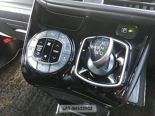 Toyota NOAH HYBRID 2018-03 8316025-23